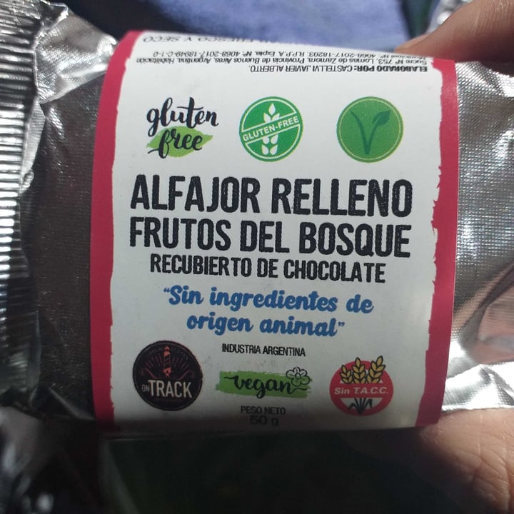 review photo of On Track Alfajor Relleno Frutos Del Bosque shared by @daimonion on 03 Jul 2021 - review