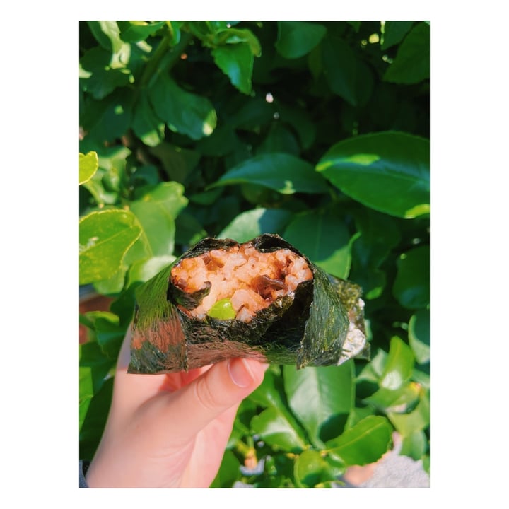 photo of Clover Bakery & Cafe Edamame/Konbu Onigiri shared by @groovyjunebug on  31 Jul 2021 - review