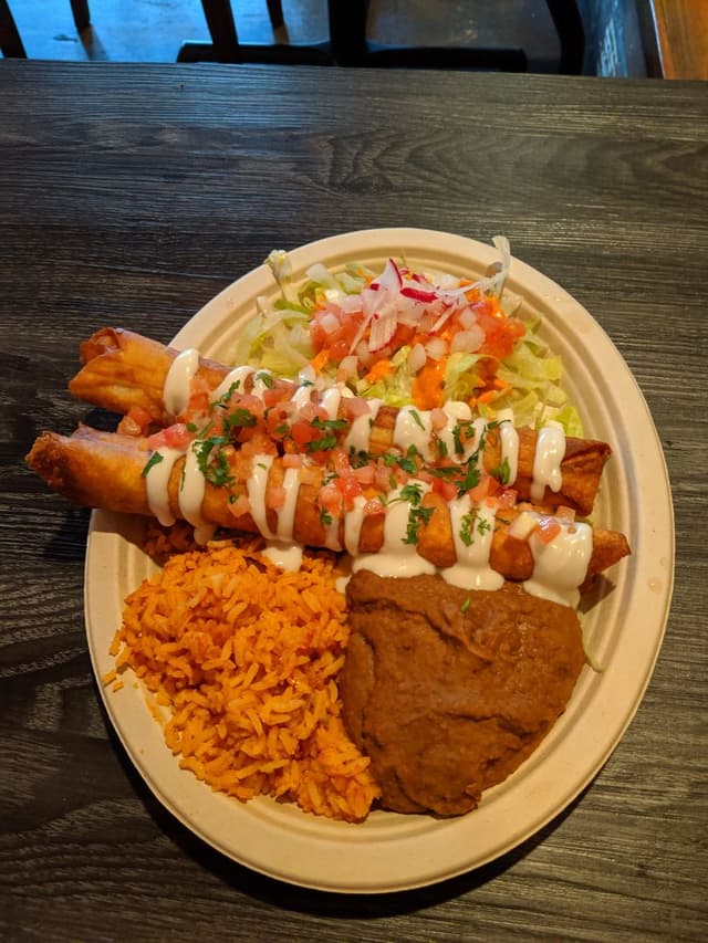 菜肴“Chicken flautas combo”的照片