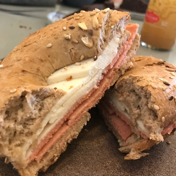 review photo of Bioma Café Bagel De Jamón Y Queso shared by @sofiasbordi on 18 Apr 2022 - review
