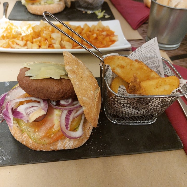 photo of Bar Restaurante Runas Hamburguesa vegana shared by @nuria1987 on  28 May 2022 - review
