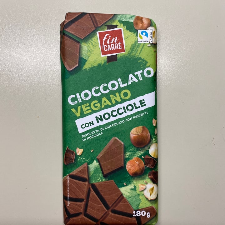 photo of Fin Carré Cioccolato vegano con nocciole shared by @veganuramaki on  01 Dec 2021 - review