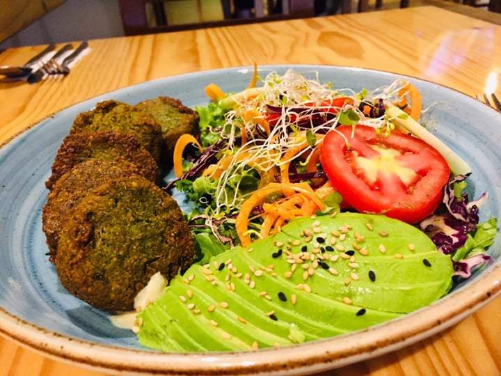 photo of B12 Veggie Food Falafel con ensalada shared by @valepickles on  17 Aug 2019 - review