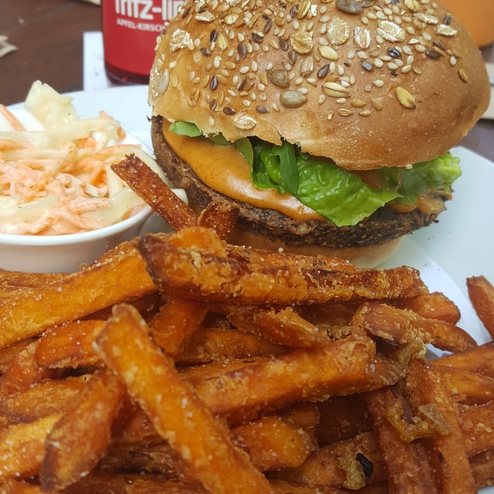 review photo of Lia's Kitchen - 100% Vegan Smokey BBQ Mushroom Burger shared by @malle on 24 Apr 2020 - review