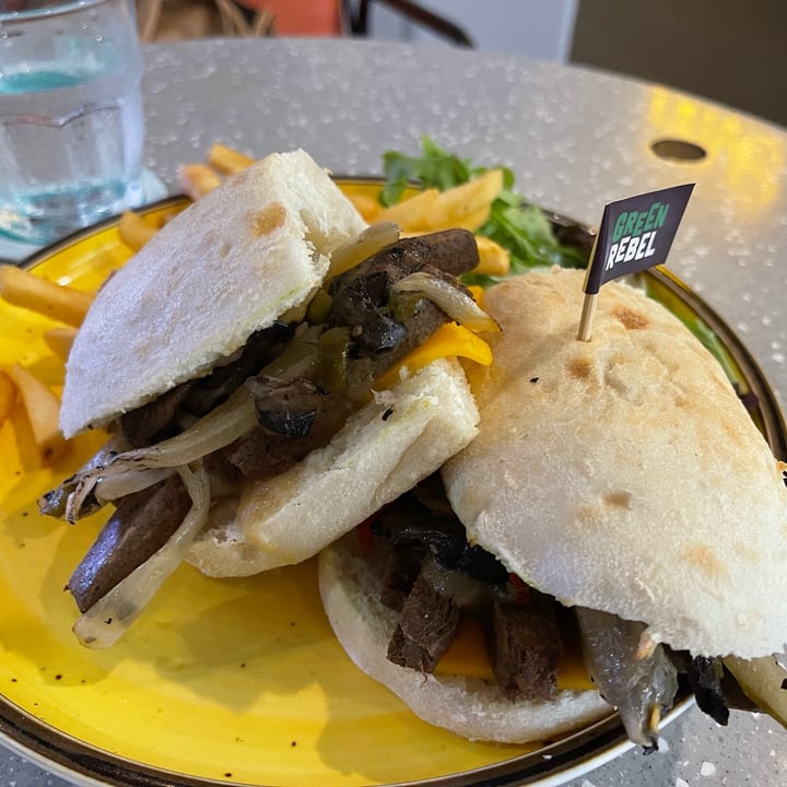 photo of Privé Paragon philly cheeseesteak flatbread sandwich shared by @superdupersumi on  11 May 2022 - review