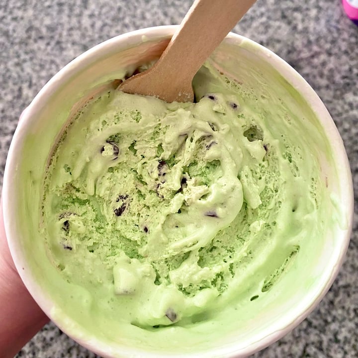 review photo of Aiki Helado Menta Chips 400 ml shared by @antoniacatalina on 19 Aug 2022 - review