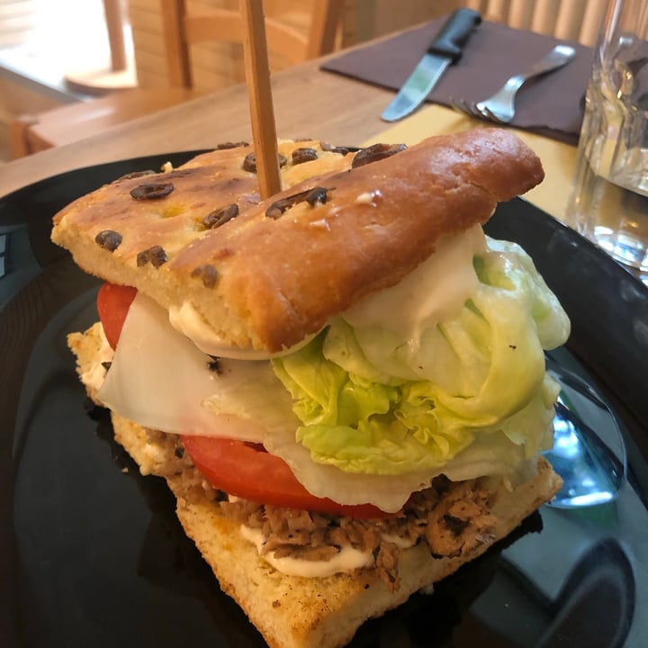 photo of Veganda focaccia con tonno, formaggio vegetale e verdure shared by @kalunaearthling on  23 Aug 2020 - review