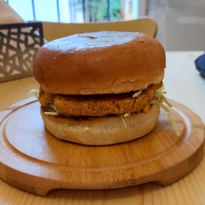 photo of Lebanese Vegans Social Hub Chickenless burger shared by @fawziyajaffan on  26 Sep 2022 - review