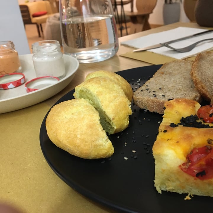 photo of VgOloso Selezione di pane e focaccia fatti in casa con salse shared by @gaiagreen on  10 Dec 2021 - review