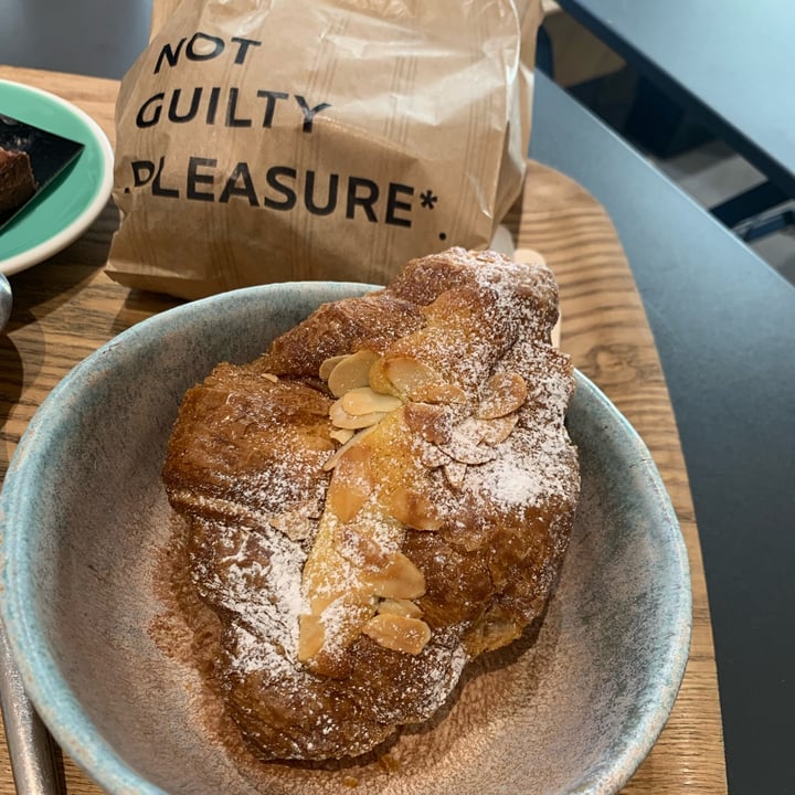 photo of Land&Monkeys Almond Croissant shared by @k-wunderlich on  02 Nov 2022 - review