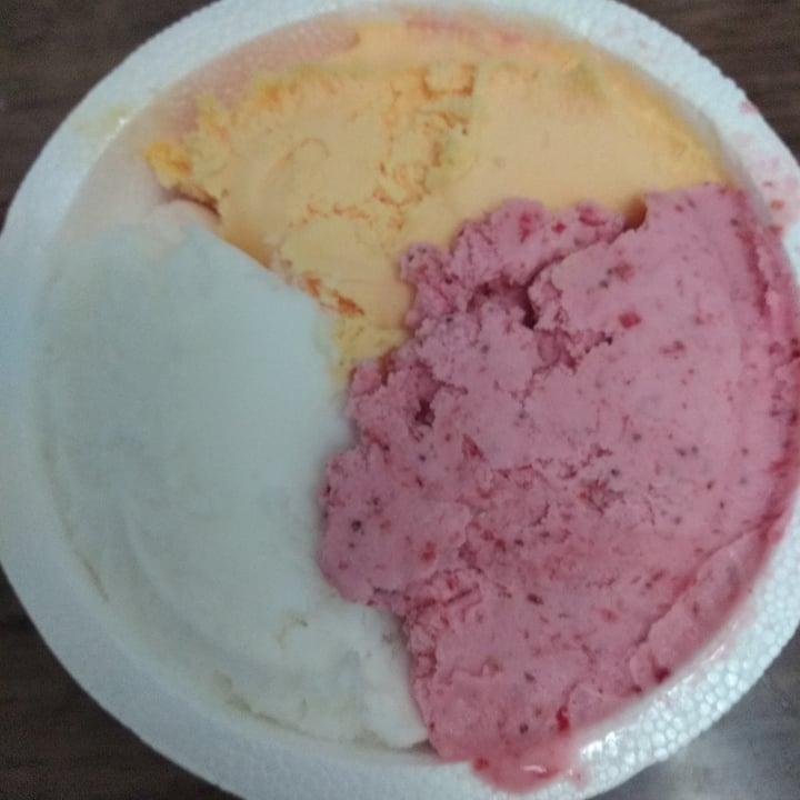 review photo of Lucciano's Alem Helado De Frutilla shared by @valengr on 07 Jan 2021 - review