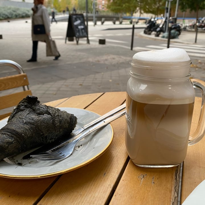 review photo of Dolce&Vegana enjoy ethically Capuccino con leche de avellanas shared by @valtochi on 08 Nov 2022 - review
