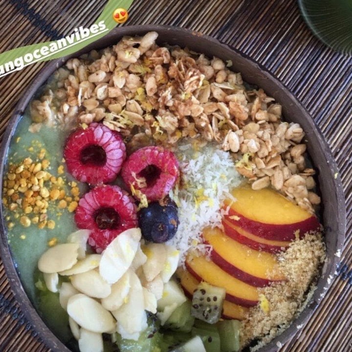 photo of Warung Coffee Shop Spirulina&Banana Smoothie Bowl + Fruits + Homemade granola + coconut + laminated almonds + pollen grains shared by @pbsofia on  04 Dec 2020 - review