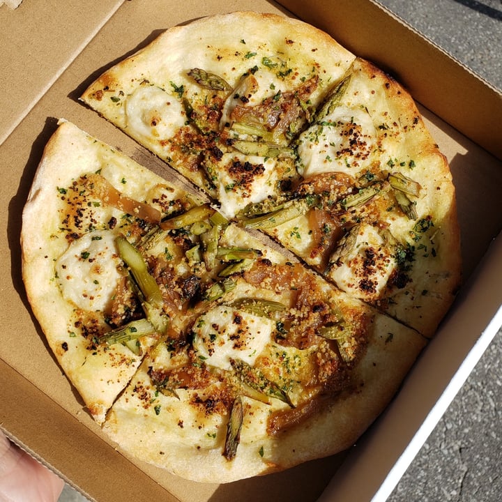 photo of The Vegitaliano Asparagus, caramelized onion, garlic butter and parmesan cheese pizza shared by @metalmel666 on  24 Jul 2022 - review