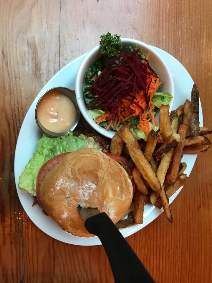 review photo of MeeT in Gastown BBQ burger shared by @mayaswift on 27 Apr 2018 - review