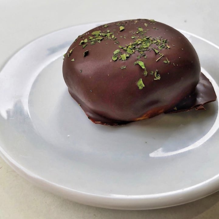 photo of Vegan Yes Shoreditch Dark chocolate mochi shared by @franzepam on  21 Apr 2022 - review