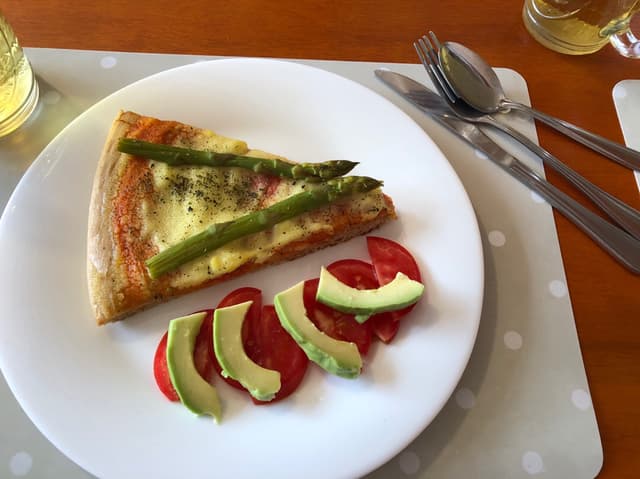 菜肴“Pizza Con Espárragos”的照片