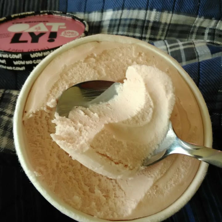 photo of Oatly Strawberry Ice Cream shared by @veganfarmersdaughter on  28 Nov 2019 - review