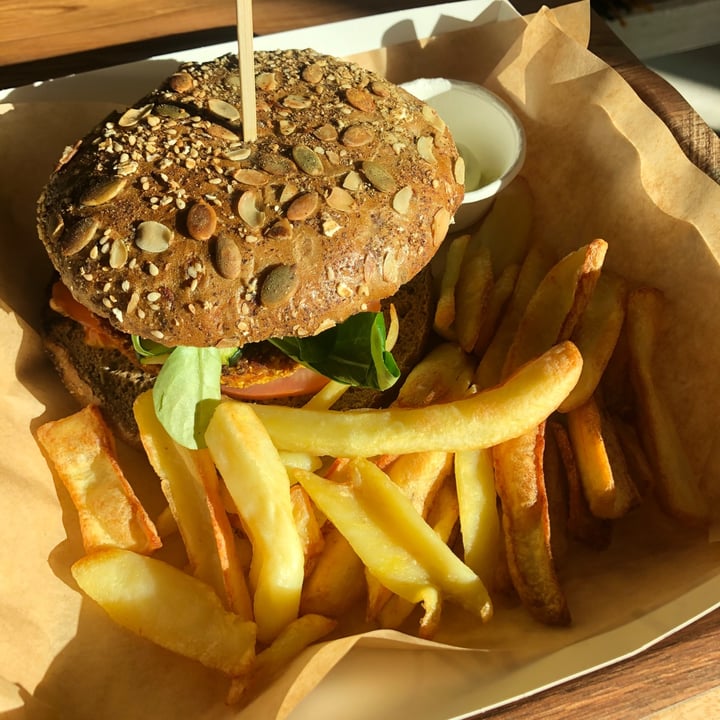 review photo of VIVA | BuonoFrescoNaturale - Romolo Seitan Burger shared by @georgepreg on 03 Dec 2021 - review