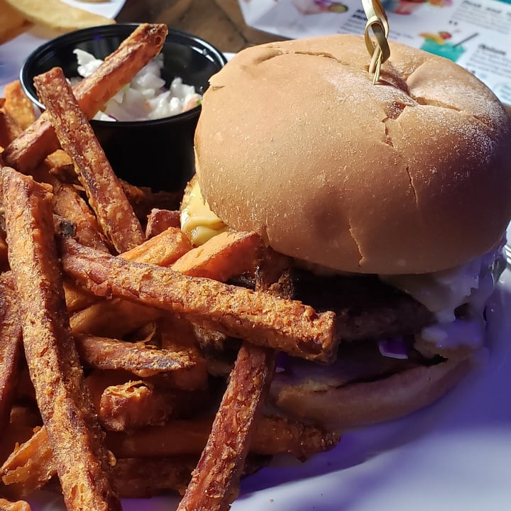 photo of The Tilted Tiki Tropical Pineapple Beyond Burger shared by @ambularfortheanimals on  15 Mar 2021 - review