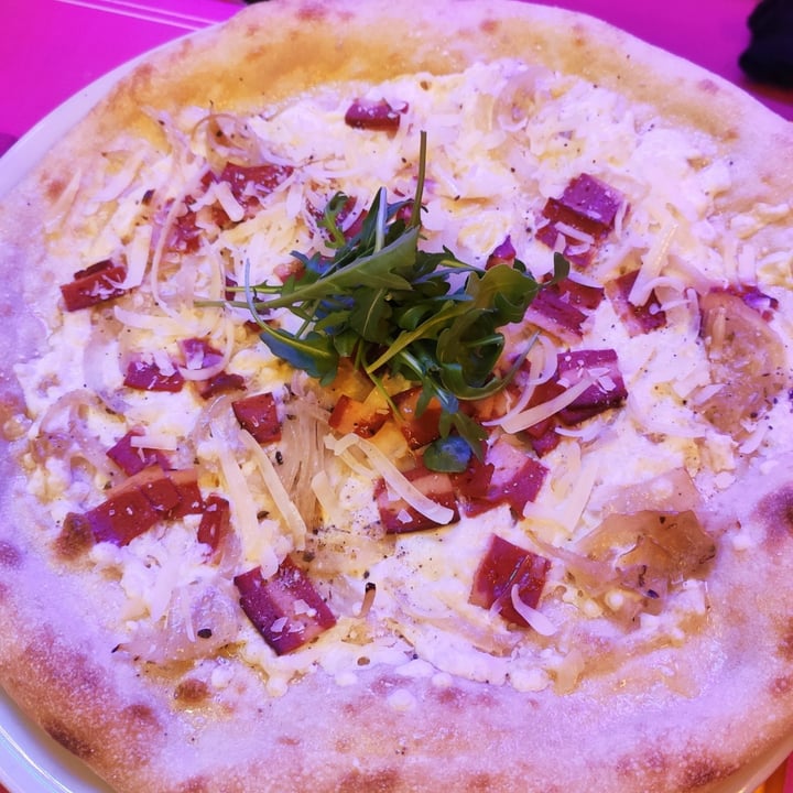 photo of New Freedom Cakes Café Pizza carbonara shared by @veganaynormal on  30 Nov 2021 - review