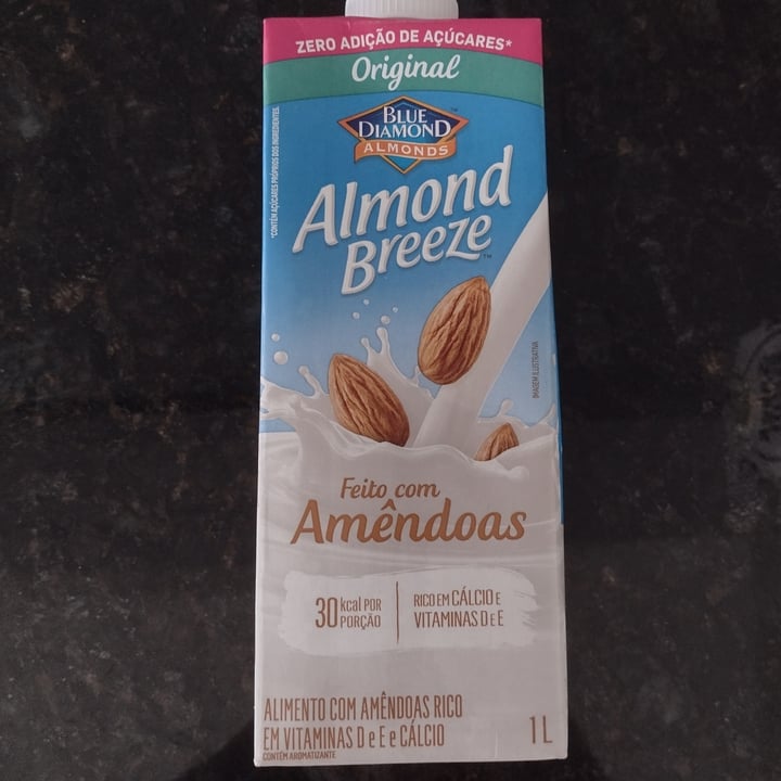 review photo of Almond Breeze almond milk unsweetened shared by @biarossi on 21 Oct 2022 - review