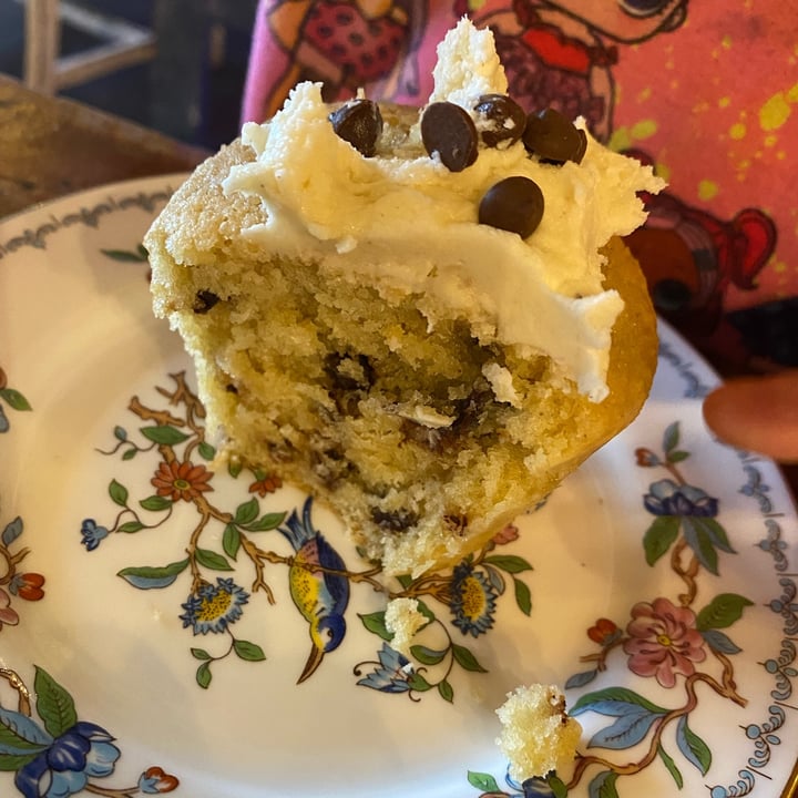 photo of The Sound Lounge Vanillia Sponge Chocolate Chip muffin shared by @vegansuttonmama on  25 Oct 2022 - review