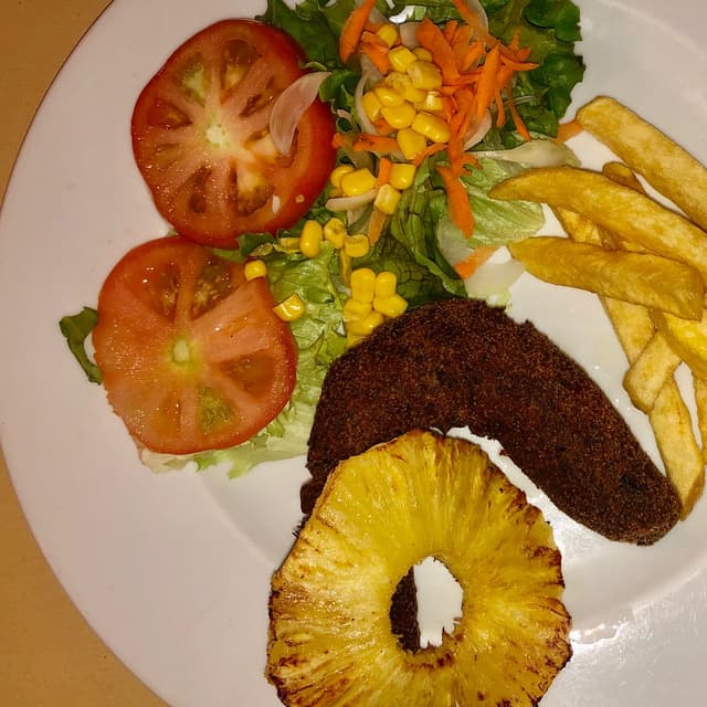 Foto del plato “Alheira De Setas, Con Ensalada, Patatas Y Piña A La Parrila”