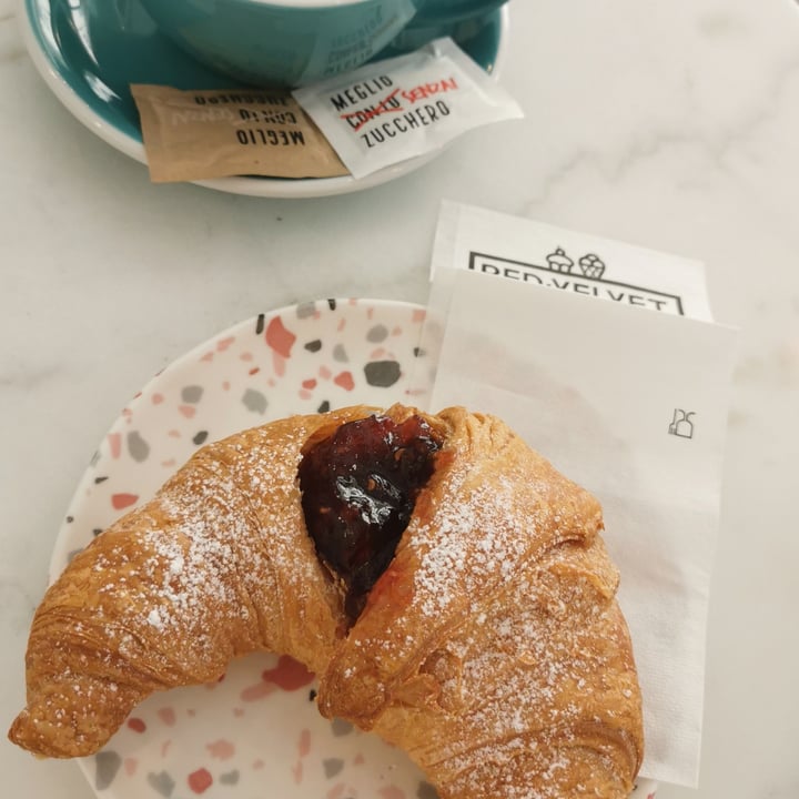 photo of Red Velvet Padova Croissant con marmellata di lamponi shared by @nixandstuffs on  13 Sep 2022 - review