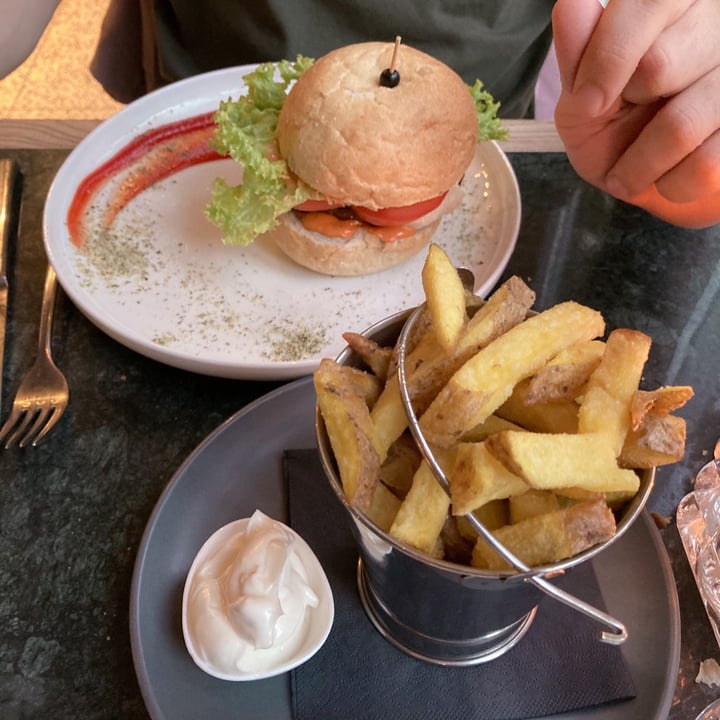 photo of Meatless District Burger shared by @-margot- on  27 Sep 2021 - review