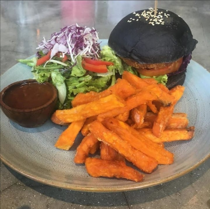 photo of Peloton Supershop Veg Out Burger shared by @chilevegano on  18 Mar 2020 - review