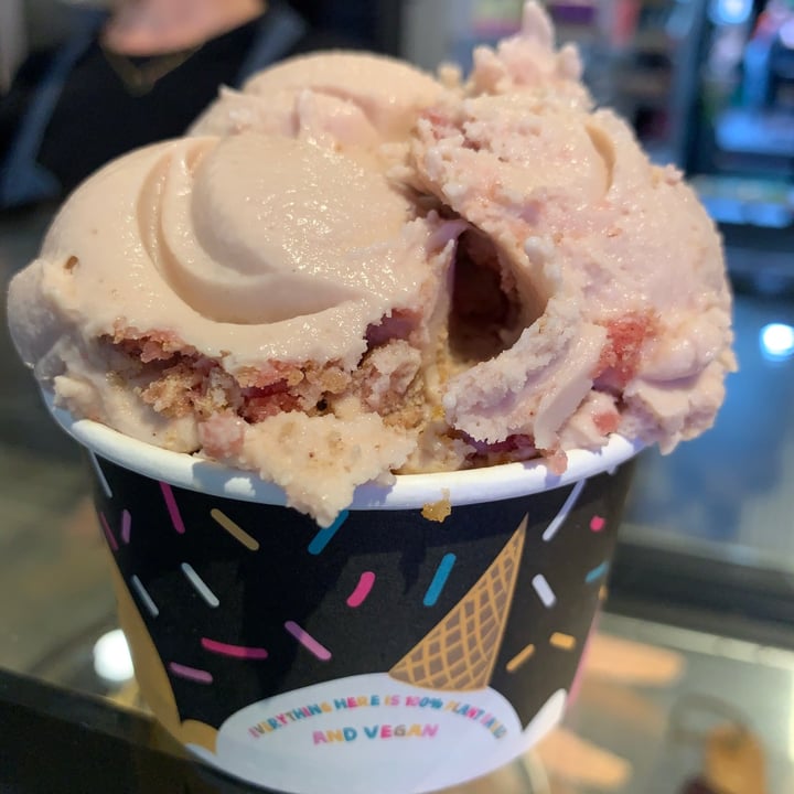 photo of Girls & Boys Peach Crumble Gelato shared by @cnnna on  04 Dec 2020 - review