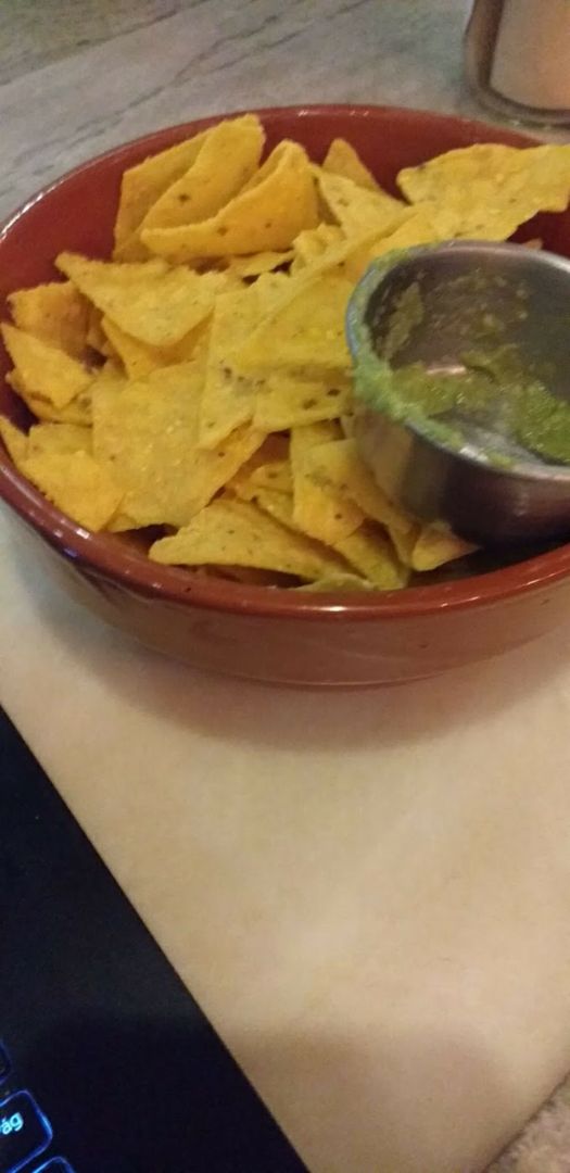 photo of Estilo Veggie Nachos con guacamole shared by @itsmiranda on  26 Dec 2019 - review