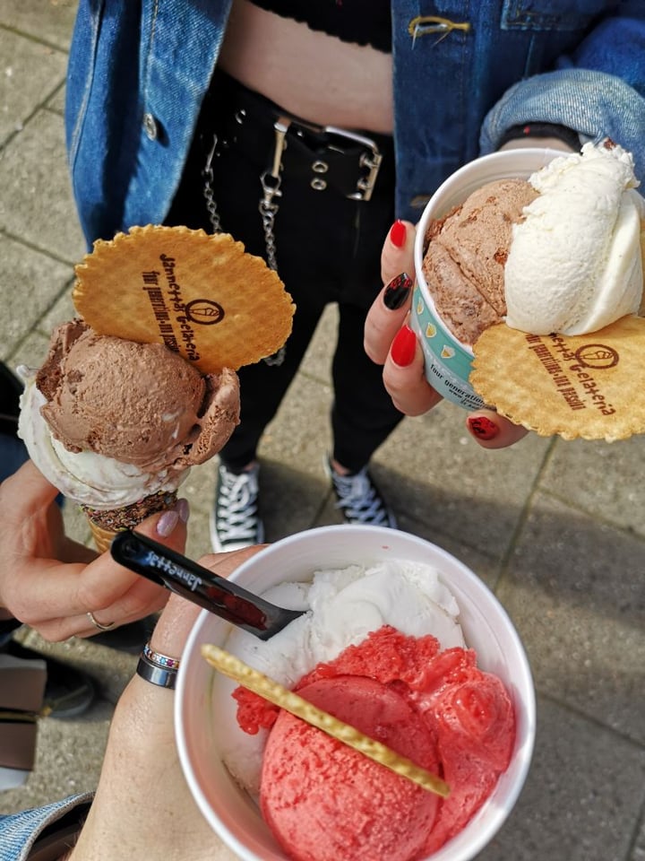 photo of Jannettas Gelateria Vegan Sorbet (Raspberry and Banana) shared by @jillannecoutts on  14 Aug 2019 - review