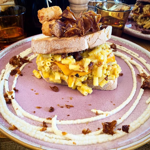 Photo du plat “Mac and cheese hash brown toastie”