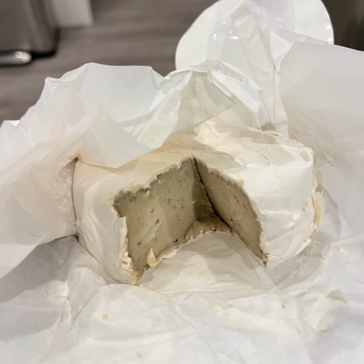photo of Vegan maker Vegan cashew truffle brie shared by @prishuynh on  14 Apr 2022 - review