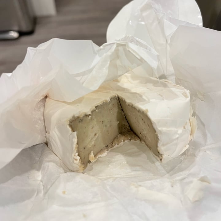 review photo of Vegan maker Vegan cashew truffle brie shared by @prishuynh on 14 Apr 2022 - review