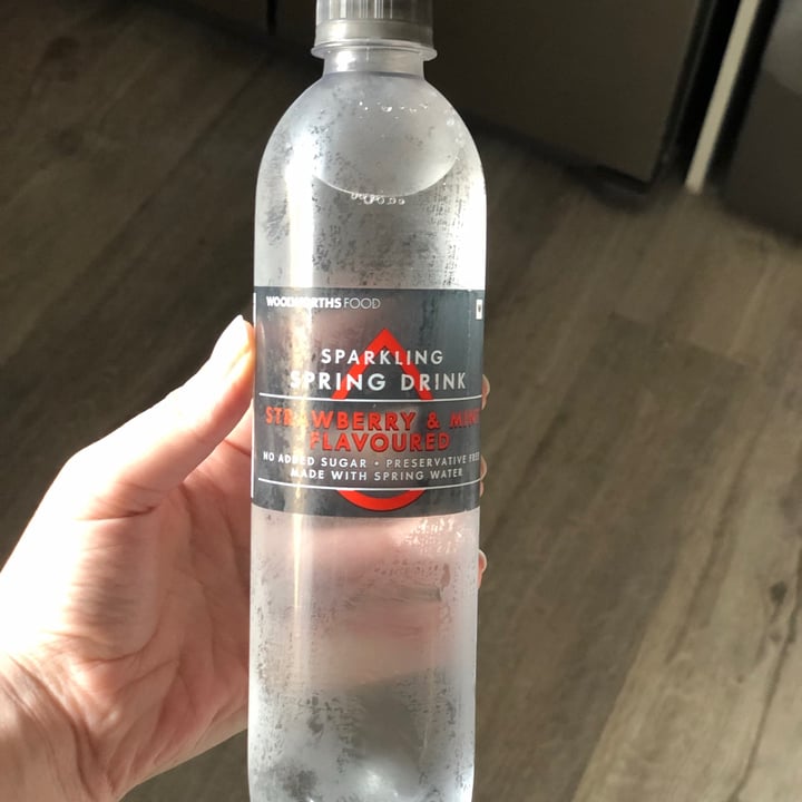 photo of Woolworths Food Strawberry and Mint Flavoured Sparkling Water shared by @lenicpretorius on  25 Oct 2020 - review