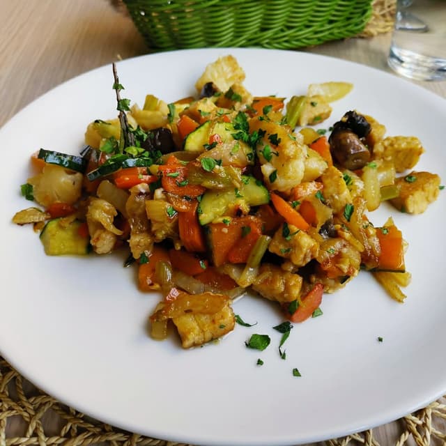 菜肴“Thempe Saltato Con Verdure Croccanti”的照片