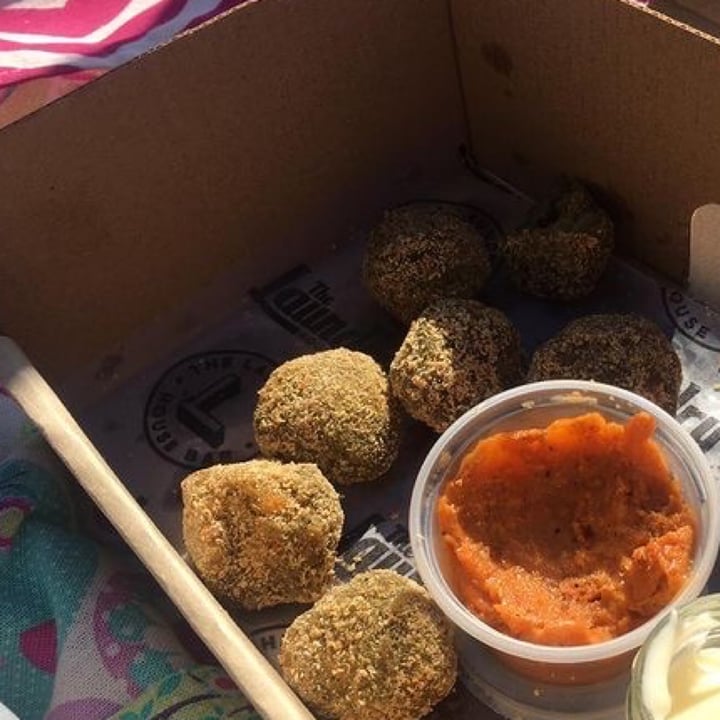 photo of The Laundry Garage Bites Veganos shared by @agosrobles on  23 May 2021 - review