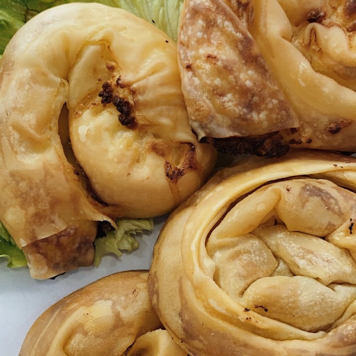 review photo of Il Melograno Pasta Fresca e Gastronomia Vegan rolls con formaggio vegano o pomodorni e cipolla shared by @veganlove96 on 25 May 2022 - review