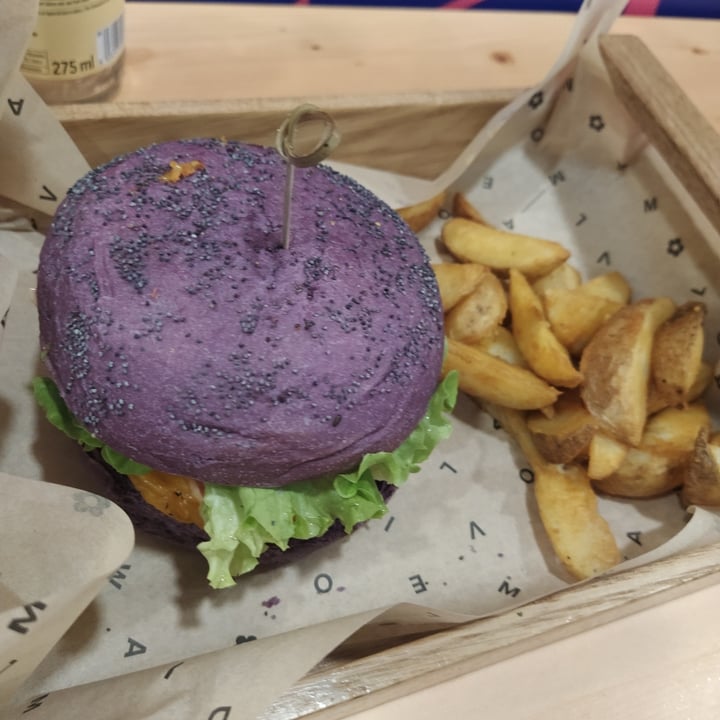 photo of Flower Burger purple cheesy shared by @chiaracappellini on  18 Jun 2022 - review