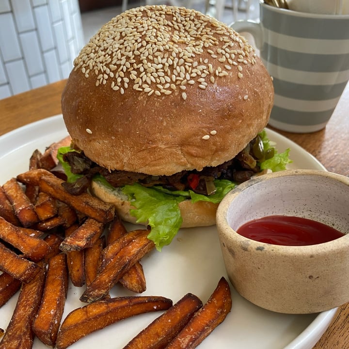 photo of I Am Vegan Babe Cafe Hawaiian Classic shared by @chiaralof on  09 Sep 2022 - review