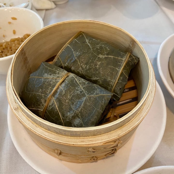 photo of Yang Shin Vegetarian Restaurant Lotus leaf sticky rice roll 香椿荷葉飯 shared by @viviantothewu on  02 Jun 2020 - review