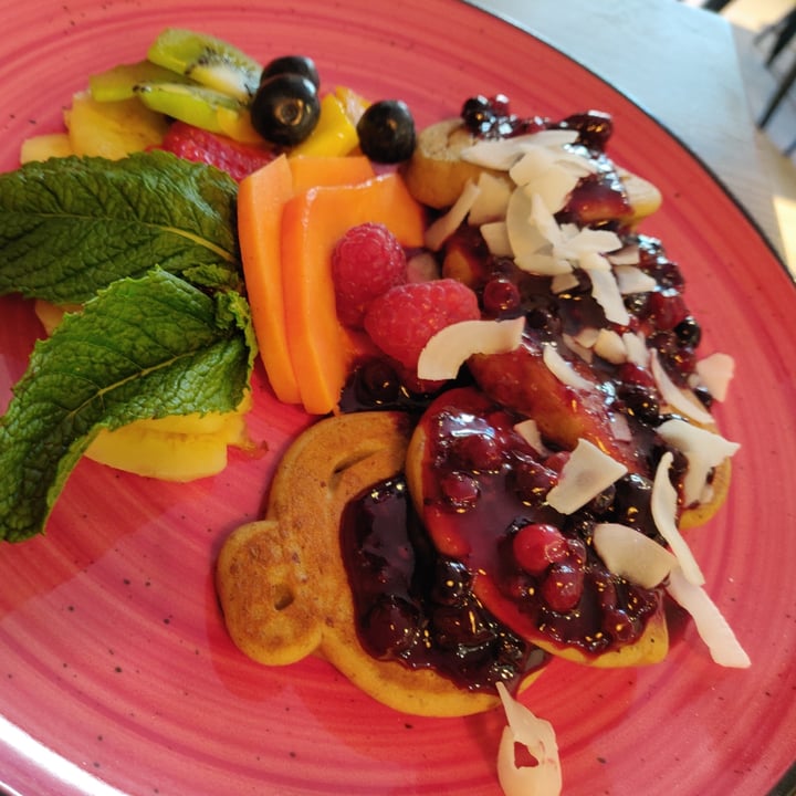 photo of Eqvilibrivm Café Pancake con fruta fresca y compota de bayas shared by @mbasquens on  23 Jun 2022 - review