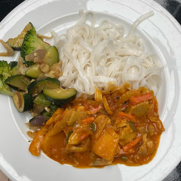 photo of Mensa UZH Irchel Gebratene Chunks mit Cashew Gemüse curry Reisnudeln shared by @mariantoniietta on  06 May 2022 - review