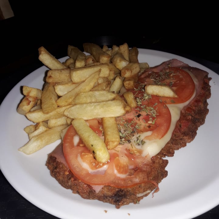 photo of Pola Milanesa Con Jamón, Queso Y Tomate shared by @leeoalva on  30 Jun 2021 - review
