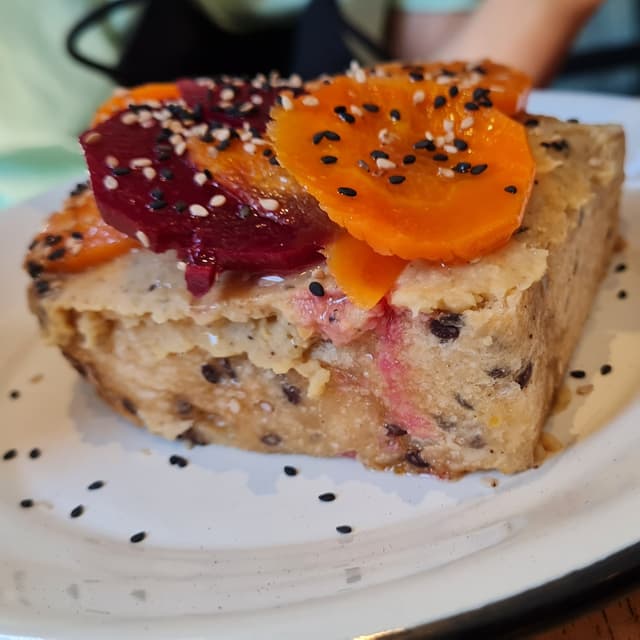 「Toston de hummus y zanahoria」の料理の写真
