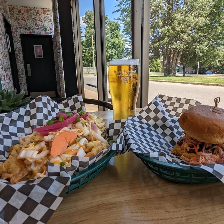 photo of Burger Fiancé Pulled Pork Sandwich shared by @ana-zr on  15 Oct 2022 - review
