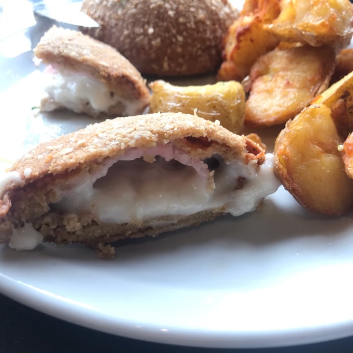 photo of FRATELLI Resto Bar Milanesas De Soja Rellenas Con Jamón Y Queso Vegano shared by @martugomezt on  23 Jun 2022 - review